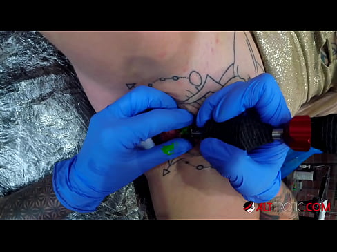❤️ Extrem tätowierte Hottie Sully Savage hat ein Tattoo auf ihrer Klitoris ️ Anal video bei uns ❌